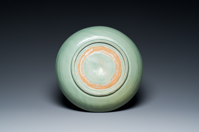 Een Chinese Longquan celadon schotel met onderglazuur decor, Ming