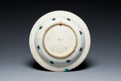 Plat en fa&iuml;ence polychrome d'Iznik, Turquie, vers 1600
