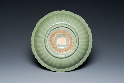 Plat en forme de lotus en porcelaine de Chine c&eacute;ladon de Longquan &agrave; d&eacute;cor incis&eacute;, Ming