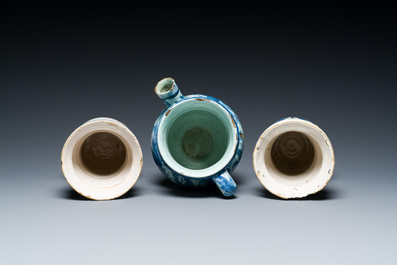 Une paire d'albarelli et une chevrette en majolique italienne en bleu, blanc et mangan&egrave;se, Savone, 17&egrave;me