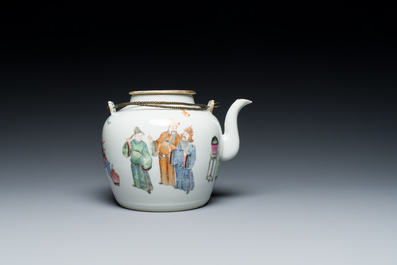 Een Chinese famille rose theepot met 'Guo Ziti' decor, 19e eeuw