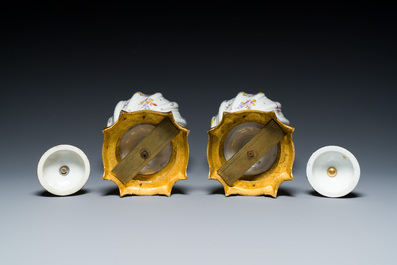 Paire de vases en porcelaine polychrome de Meissen aux montures en bronze dor&eacute;, Allemagne, 19&egrave;me