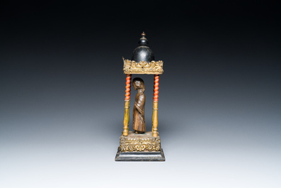 Een Italiaanse notenhouten sculptuur van een monnik gemonteerd in een latere pagode, 14e en 19e eeuw