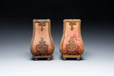 Paire de vases Louis XIV recouverts de velours et fils d'or, avec doublure en m&eacute;tal, France, 18&egrave;me