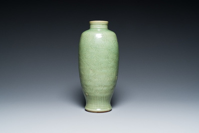 Vase en porcelaine de Chine en c&eacute;ladon de Longquan &agrave; d&eacute;cor floral incis&eacute;, Ming