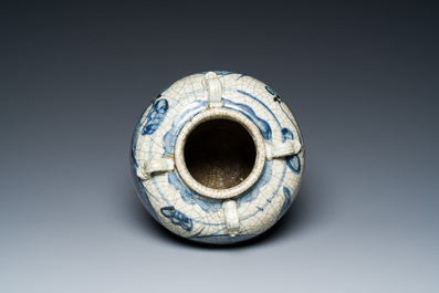 Een Chinese blauw-witte Swatow 'draken' vaas, Ming