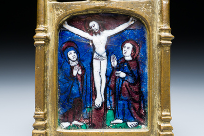 Plaque en &eacute;mail de Limoges &agrave; d&eacute;cor de 'La Crucifixion' mont&eacute;e en baiser de paix en bronze dor&eacute;, France, 1&egrave;re moiti&eacute; du 16&egrave;me