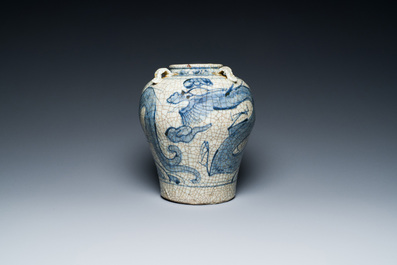 Een Chinese blauw-witte Swatow 'draken' vaas, Ming