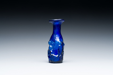 Flacon romain &agrave; sujet &eacute;rotique en verre bleu moul&eacute; dit 'sidonien', M&eacute;diterran&eacute;e orientale, ca. 1er si&egrave;cle
