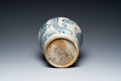 Een Chinese blauw-witte Swatow 'draken' vaas, Ming