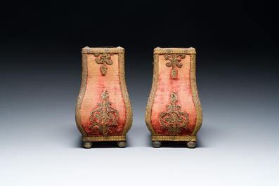 Paire de vases Louis XIV recouverts de velours et fils d'or, avec doublure en m&eacute;tal, France, 18&egrave;me