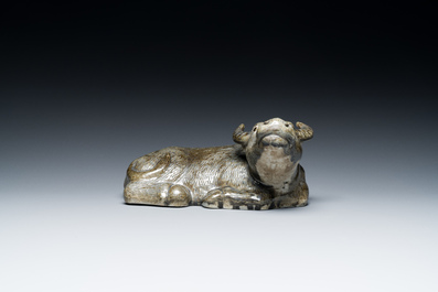 Een Chinese monochrome sculptuur van een liggende waterbuffel op houten sokkel, 19e eeuw