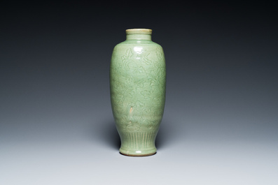 Vase en porcelaine de Chine en c&eacute;ladon de Longquan &agrave; d&eacute;cor floral incis&eacute;, Ming
