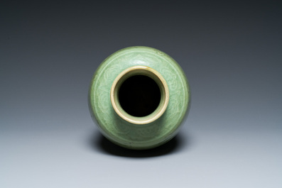 Vase en porcelaine de Chine en c&eacute;ladon de Longquan &agrave; d&eacute;cor floral incis&eacute;, Ming