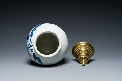 Een blauw-witte Delftse 'VOC' tabakspot met een indiaan en met opschrift 'W. Snuif', 18e eeuw