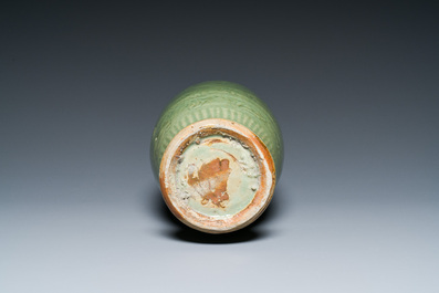 Vase en porcelaine de Chine en c&eacute;ladon de Longquan &agrave; d&eacute;cor floral incis&eacute;, Ming
