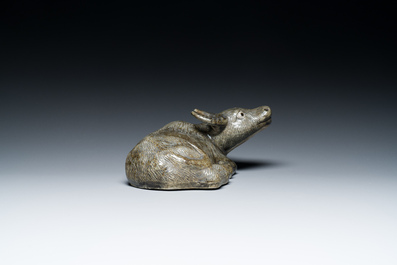 Een Chinese monochrome sculptuur van een liggende waterbuffel op houten sokkel, 19e eeuw