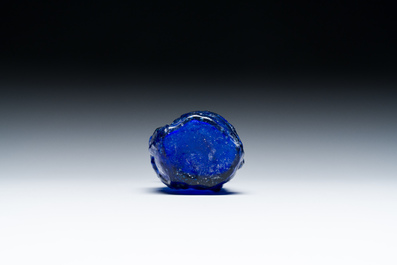 Flacon romain &agrave; sujet &eacute;rotique en verre bleu moul&eacute; dit 'sidonien', M&eacute;diterran&eacute;e orientale, ca. 1er si&egrave;cle
