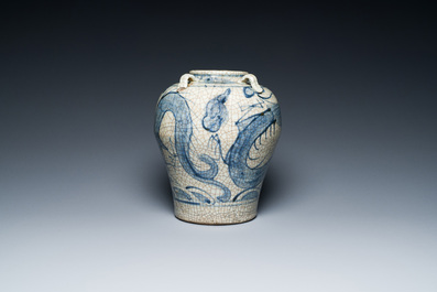 Een Chinese blauw-witte Swatow 'draken' vaas, Ming