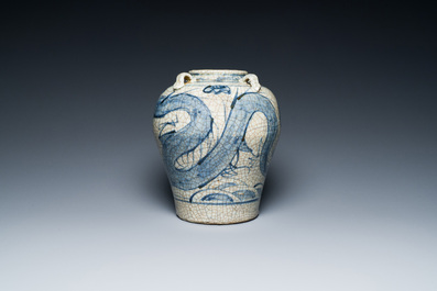 Een Chinese blauw-witte Swatow 'draken' vaas, Ming