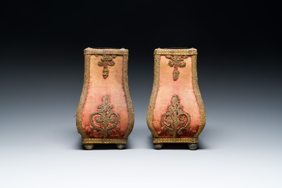 Paire de vases Louis XIV recouverts de velours et fils d'or, avec doublure en m&eacute;tal, France, 18&egrave;me