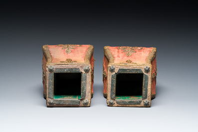 Paire de vases Louis XIV recouverts de velours et fils d'or, avec doublure en m&eacute;tal, France, 18&egrave;me