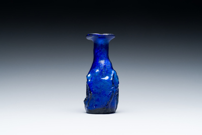 Flacon romain &agrave; sujet &eacute;rotique en verre bleu moul&eacute; dit 'sidonien', M&eacute;diterran&eacute;e orientale, ca. 1er si&egrave;cle
