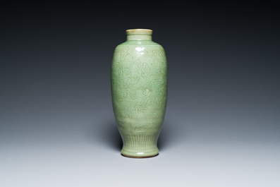 Vase en porcelaine de Chine en c&eacute;ladon de Longquan &agrave; d&eacute;cor floral incis&eacute;, Ming
