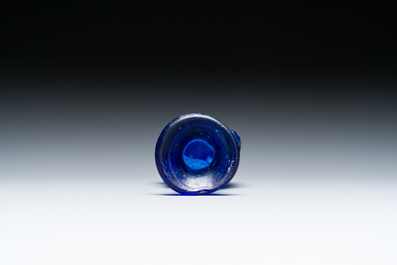 Flacon romain &agrave; sujet &eacute;rotique en verre bleu moul&eacute; dit 'sidonien', M&eacute;diterran&eacute;e orientale, ca. 1er si&egrave;cle