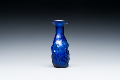 Flacon romain &agrave; sujet &eacute;rotique en verre bleu moul&eacute; dit 'sidonien', M&eacute;diterran&eacute;e orientale, ca. 1er si&egrave;cle