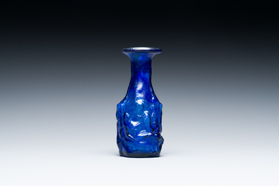 Flacon romain &agrave; sujet &eacute;rotique en verre bleu moul&eacute; dit 'sidonien', M&eacute;diterran&eacute;e orientale, ca. 1er si&egrave;cle