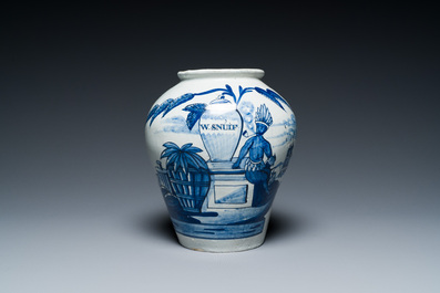 Een blauw-witte Delftse 'VOC' tabakspot met een indiaan en met opschrift 'W. Snuif', 18e eeuw