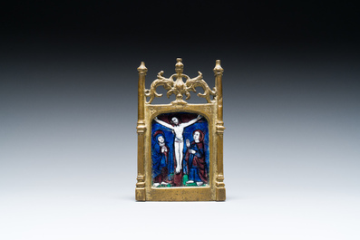 Plaque en &eacute;mail de Limoges &agrave; d&eacute;cor de 'La Crucifixion' mont&eacute;e en baiser de paix en bronze dor&eacute;, France, 1&egrave;re moiti&eacute; du 16&egrave;me