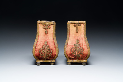 Paire de vases Louis XIV recouverts de velours et fils d'or, avec doublure en m&eacute;tal, France, 18&egrave;me