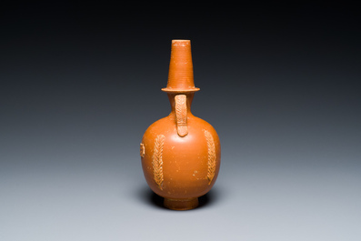 Vase amphorisque romain en sigill&eacute; d&eacute;cor&eacute; de palmettes et d'un frise de texte, Afrique du Nord, 1er/3&egrave;me