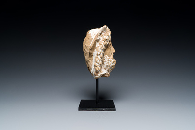 T&ecirc;te de Sarapis punique en terre cuite &agrave; engobe blanc, Afrique du Nord, 2&egrave;me si&egrave;cle av. J.-C.