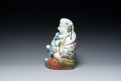 Bouddha en porcelaine de Chine famille rose, marque de Zhu Mao Ji Zao 朱茂記造, R&eacute;publique
