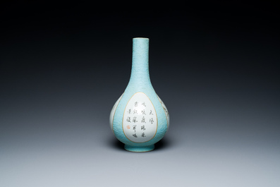 Vase en porcelaine de Chine &agrave; d&eacute;cor en grisaille sur fond turquoise, sign&eacute; Wan Yu 玩玉, marque et probablement &eacute;poque de Qianlong