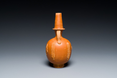 Vase amphorisque romain en sigill&eacute; d&eacute;cor&eacute; de palmettes et d'un frise de texte, Afrique du Nord, 1er/3&egrave;me