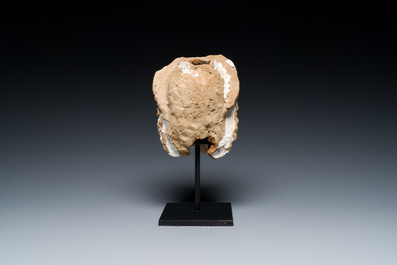 T&ecirc;te de Sarapis punique en terre cuite &agrave; engobe blanc, Afrique du Nord, 2&egrave;me si&egrave;cle av. J.-C.