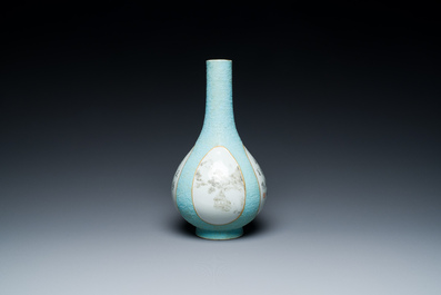 Vase en porcelaine de Chine &agrave; d&eacute;cor en grisaille sur fond turquoise, sign&eacute; Wan Yu 玩玉, marque et probablement &eacute;poque de Qianlong