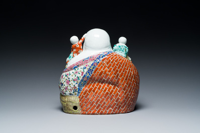 Bouddha en porcelaine de Chine famille rose, marque de Zhu Mao Ji Zao 朱茂記造, R&eacute;publique