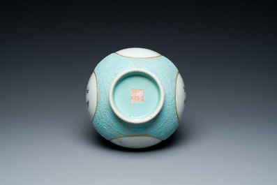 Vase en porcelaine de Chine &agrave; d&eacute;cor en grisaille sur fond turquoise, sign&eacute; Wan Yu 玩玉, marque et probablement &eacute;poque de Qianlong