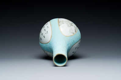 Vase en porcelaine de Chine &agrave; d&eacute;cor en grisaille sur fond turquoise, sign&eacute; Wan Yu 玩玉, marque et probablement &eacute;poque de Qianlong