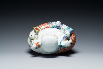 Bouddha en porcelaine de Chine famille rose, marque de Zhu Mao Ji Zao 朱茂記造, R&eacute;publique
