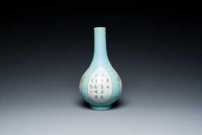 Vase en porcelaine de Chine &agrave; d&eacute;cor en grisaille sur fond turquoise, sign&eacute; Wan Yu 玩玉, marque et probablement &eacute;poque de Qianlong