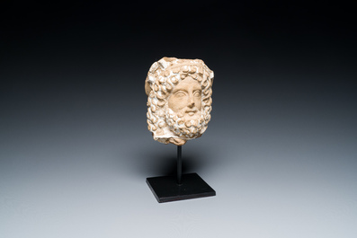 T&ecirc;te de Sarapis punique en terre cuite &agrave; engobe blanc, Afrique du Nord, 2&egrave;me si&egrave;cle av. J.-C.