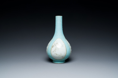Vase en porcelaine de Chine &agrave; d&eacute;cor en grisaille sur fond turquoise, sign&eacute; Wan Yu 玩玉, marque et probablement &eacute;poque de Qianlong