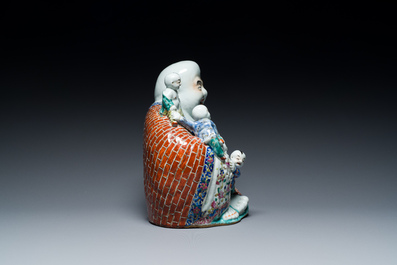 Bouddha en porcelaine de Chine famille rose, marque de Zhu Mao Ji Zao 朱茂記造, R&eacute;publique
