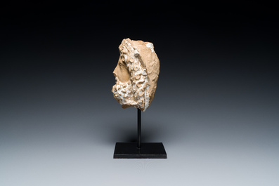 T&ecirc;te de Sarapis punique en terre cuite &agrave; engobe blanc, Afrique du Nord, 2&egrave;me si&egrave;cle av. J.-C.